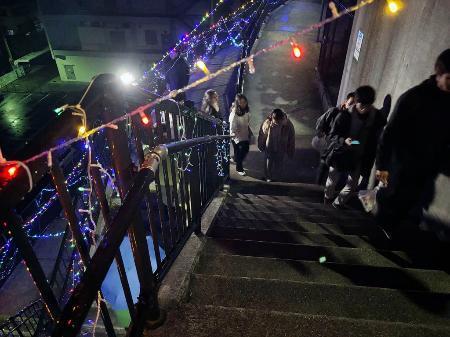 　ライトアップされた高台で行われた避難訓練＝１３日夜、高知県須崎市