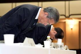　記者会見を終え、頭を下げる東大の藤井輝夫学長（手前）ら＝２８日夜、東京都文京区