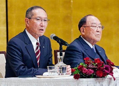 　社長就任が決まり、記者会見するキヤノンの小川一登副社長。右は御手洗冨士夫会長兼社長＝２９日午後、東京都内のホテル