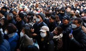 　街頭演説を聞く人たち＝２９日午後、兵庫県内