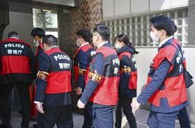 指定暴力団稲川会本部事務所に家宅捜索に入る警視庁の捜査員ら=2月、東京都港区
