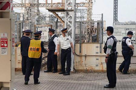 　東海道新幹線静岡駅のホームで、線路に人が立ち入った状況を調べる駅員と警察官＝７日午後４時２０分ごろ（乗客提供）
