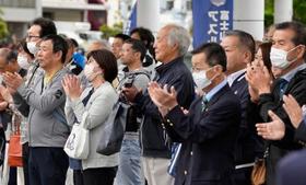 　静岡県知事選が告示され、候補者の出陣式に集まった有権者ら＝９日午前、静岡県沼津市