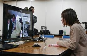 　「オンライン立ち会い」のリハーサルで、投票の様子を確認する鳥取県智頭町の職員＝９日午前、智頭町役場