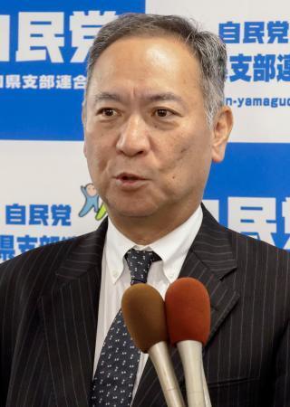 　記者団の取材に応じる自民党山口県連の友田有幹事長＝２８日、山口市