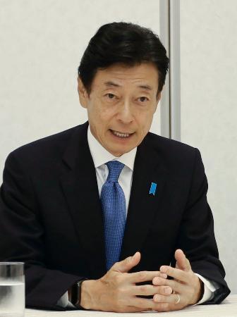 　衆院選兵庫９区で当選し、記者団の取材に応じる西村康稔元経産相＝２８日午後、兵庫県明石市