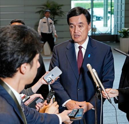 　閣議後、記者団の取材に応じる小里農相＝２９日午前、首相官邸