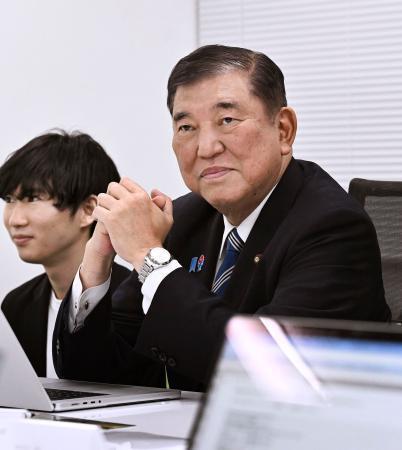 　松尾豊東大大学院教授の研究室で生成ＡＩに関する講義を受ける石破首相＝２６日午後、東京都文京区（代表撮影）