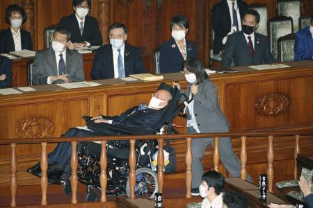 　参院本会議で投票に向かうれいわ新選組の舩後靖彦氏。新設されたスロープを使った＝２０２１年３月