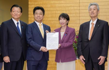 　自民党の議連「国民医療を守る議員の会」の加藤勝信会長（中央左）から要望書を受け取る高市首相＝４日午後、首相官邸