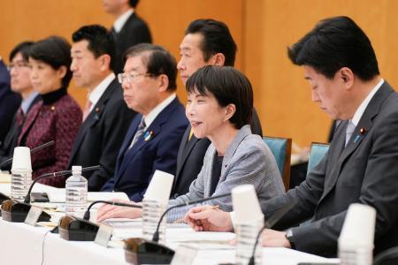 　政府の男女共同参画会議であいさつする高市首相（右から２人目）＝１２日午後、首相官邸