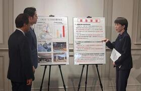 　北海道の鈴木直道知事（左から２人目）から大雪に関する緊急要望を受ける高市首相＝２８日午後、札幌市