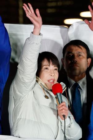 　街頭演説で支持を訴える自民党総裁の高市首相＝３０日午後、福岡市