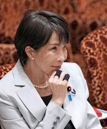 　参院予算委の集中審議で、質問を聞く高市首相＝７日午前