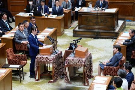 　党首討論で高市首相（手前右）に質問するチームみらいの安野党首＝２０日午後、国会