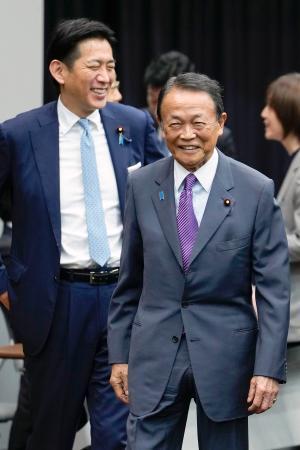 　「国力研究会」の初会合を終え、引き揚げる自民党の麻生副総裁。左は小林政調会長＝２１日午後、国会