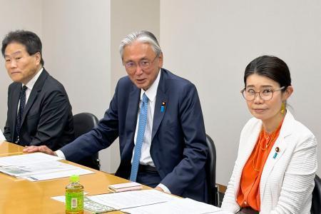 　「ＣＢＲＮＥテロ」対策強化に向けた自民党の議員連盟の会合であいさつする古屋圭司会長（中央）＝２１日午後、国会
