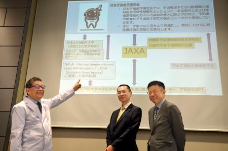 　愛知学院大に宇宙歯学研究部門を設置したと発表する前田初彦教授（左）ら＝２６日午前、名古屋市