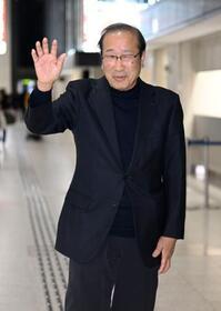 　ノーベル賞授賞式のため、ストックホルムへ出発する京都大の北川進特別教授＝３日夕、大阪空港