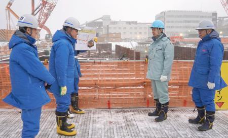 　北海道電力泊原発の防潮堤工事現場を視察する北海道の鈴木直道知事（右から２人目）。右端は北海道電の斎藤晋社長＝４日午後（北海道電力提供）