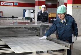 　太陽光パネルのリサイクル工場を視察する石原環境相＝１９日、東京都大田区