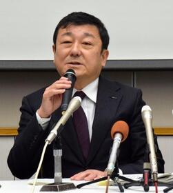 　記者会見する東京電力柏崎刈羽原発の稲垣武之所長＝２９日午前、新潟県刈羽村