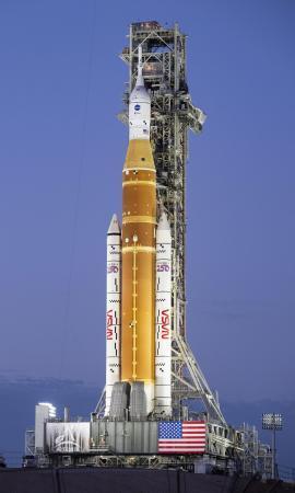 　月へ向かう宇宙船を搭載したロケット＝１月１７日、米フロリダ州のケネディ宇宙センター（ＮＡＳＡ提供・共同）