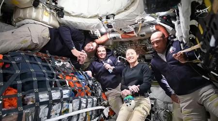 　宇宙船オリオンからインタビューに応じる船長のリード・ワイズマン飛行士（左から２人目）ら（ＮＡＳＡの中継から）