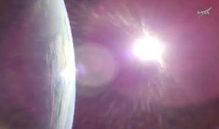 　宇宙船オリオンが月へ向け軌道変更した後に撮影された地球（ＮＡＳＡの中継から）