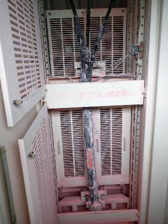 　火災で燃えた高圧配電盤内のケーブル＝７日午前、茨城県東海村の加速器施設「Ｊ-ＰＡＲＣ」（高エネルギー加速器研究機構提供）