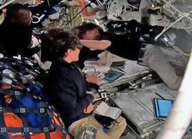 　アポロ１３号の記録を更新し、宇宙船オリオンの中で抱き合う飛行士ら（ＮＡＳＡの中継から・共同）