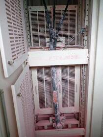 　火災で燃えた高圧配電盤内のケーブル＝７日午前、茨城県東海村の加速器施設「Ｊ-ＰＡＲＣ」（高エネルギー加速器研究機構提供）