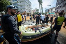 　住民を救助するためボートを用意するボランティアの人びと＝７日、ブラジル・ポルトアレグレ（ゲッティ＝共同）