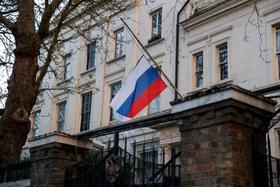 　在英ロシア大使館。３月にモスクワで起きた銃乱射テロの犠牲者を追悼し、半旗が掲げられている＝３月、ロンドン（ロイター＝共同）