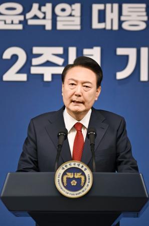 　９日、ソウルの韓国大統領府で記者会見する尹錫悦大統領（共同）