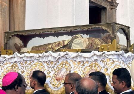 　透明のひつぎに納められたフランシスコ・ザビエルの遺体＝２１日、インド・オールドゴア（共同）