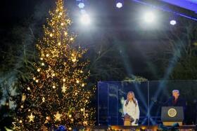 　ホワイトハウスのクリスマスツリー点灯式に参加するトランプ米大統領と妻メラニアさん＝４日、ワシントン（ロイター＝共同）