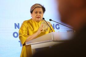 　記者会見するフィリピンのラザロ外相＝２９日、セブ島（ＡＰ＝共同）