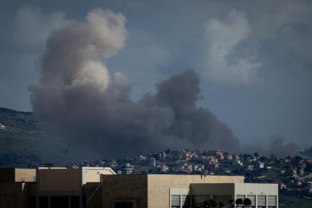 　イスラエルの攻撃により立ち上る煙＝６日、レバノン南部ナバティエ（ゲッティ＝共同）