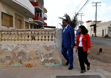 　キューバの首都ハバナを訪れた米民主党のジャヤパル議員（右）とジャクソン議員＝４日（ロイター＝共同）