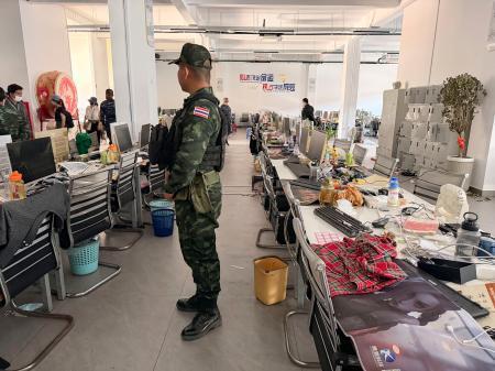 　タイ東北部チョンチョム近郊の詐欺拠点だった建物の内部＝７日（共同）