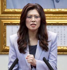 　中国へ出発前、記者会見する鄭麗文氏＝７日、台北（共同）