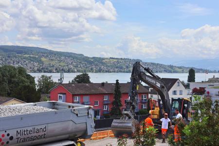 　スイス・キルヒベルクの湖を望む高台で行われていた建設工事＝１日（共同）