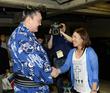 　観戦に訪れた宮里美香（右）と握手する白鵬（撮影・北野将市）