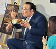 　名古屋飯を試食する振分親方