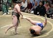 　白鵬がはたき込みで隠岐の海を下す＝両国国技館