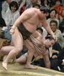 　白鵬が寄り倒しで阿覧を下す＝両国国技館