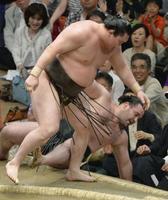 白鵬が寄り倒しで阿覧を下す=両国国技館