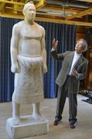 　大鵬像の原型を制作した彫刻家鎌田俊夫さん＝秋田県大潟村