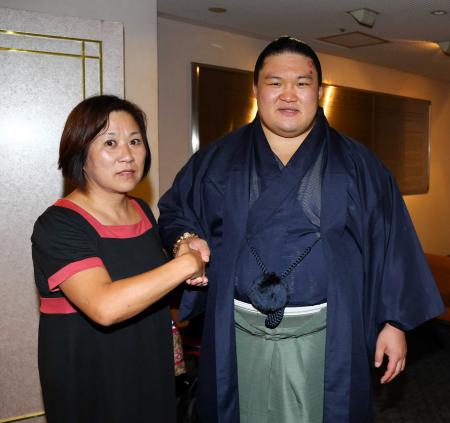 　母の沢井真弓さん（左）と握手し、ねぎらわれる豪栄道